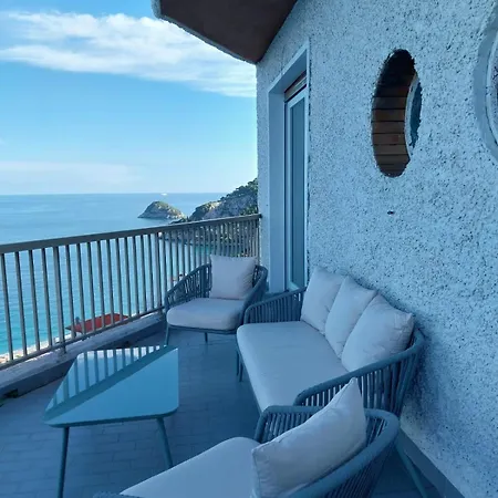 Design And Sea View Apartmán